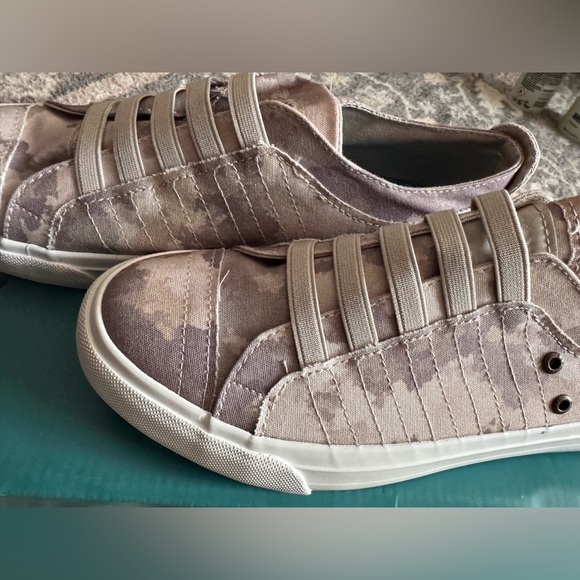 Blowfish Women's Camouflage Sneakers - Picture 2 of 5